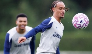 英媒谈西蒙斯首训：自信指挥、技术精湛，已展现机会创造者的才能